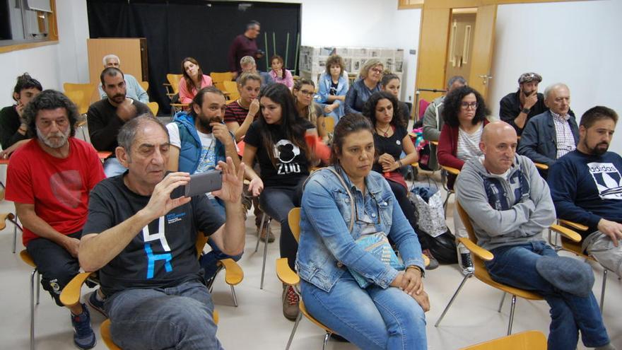 Representantes de los colectivos asistentes a la asamblea del Colectivo Republicano, ayer, en el Multiusos. / FdV