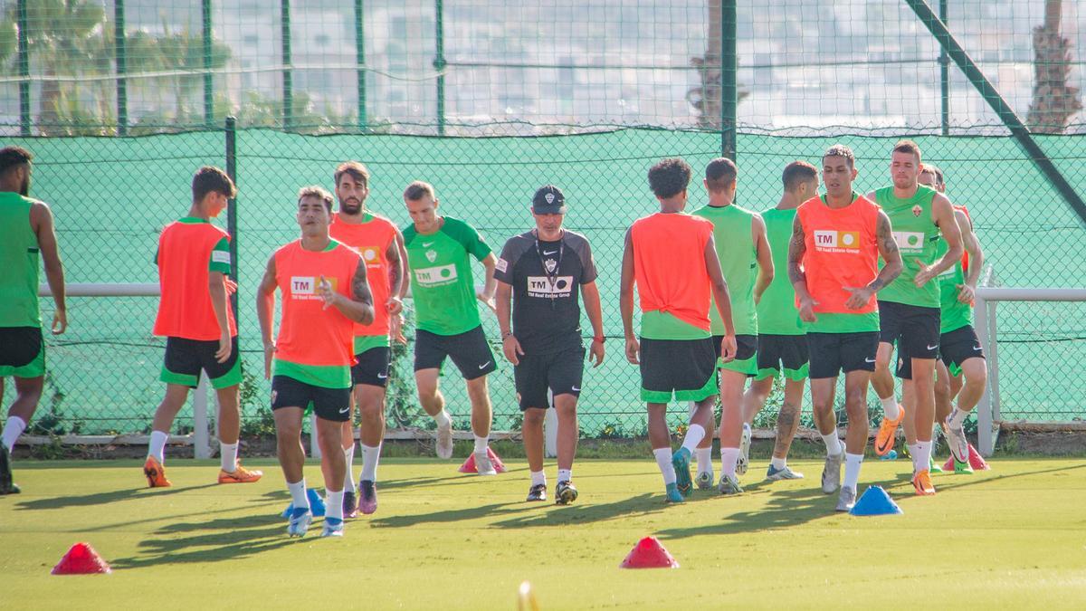 Francisco, rodeado de sus jugadores en el entrenamiento de este lunes en Algorfa