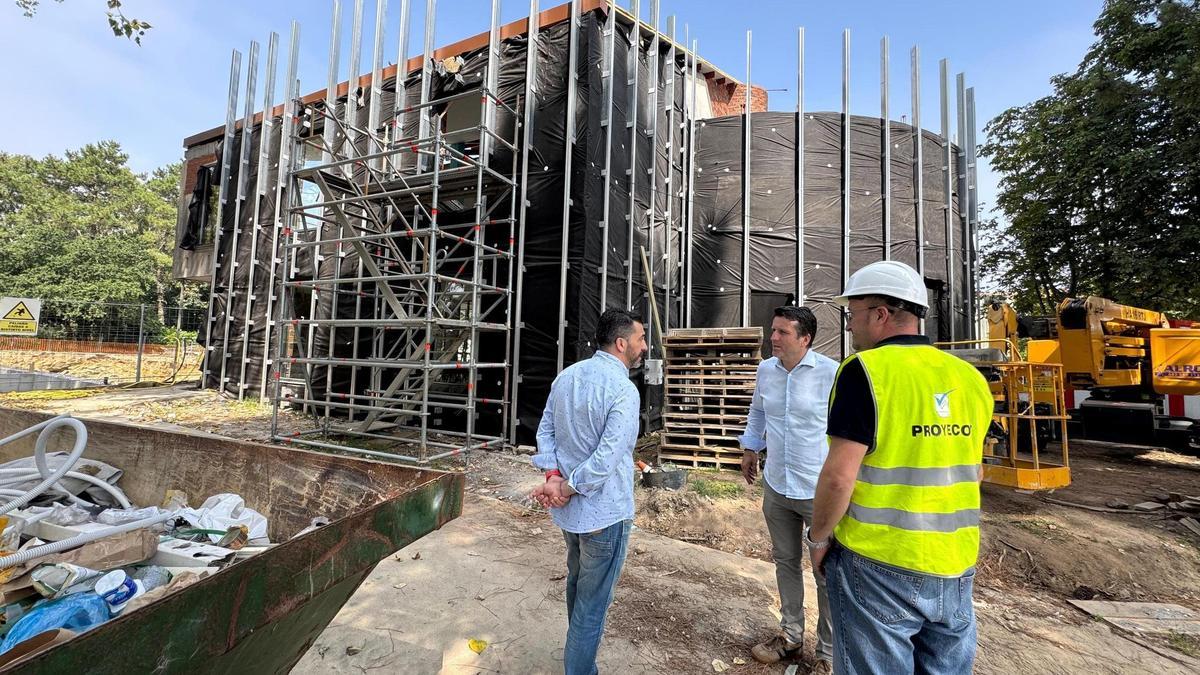 Luis Ruiz, izquierda, y José Ramón Romero, centro, supervisando las obras.
