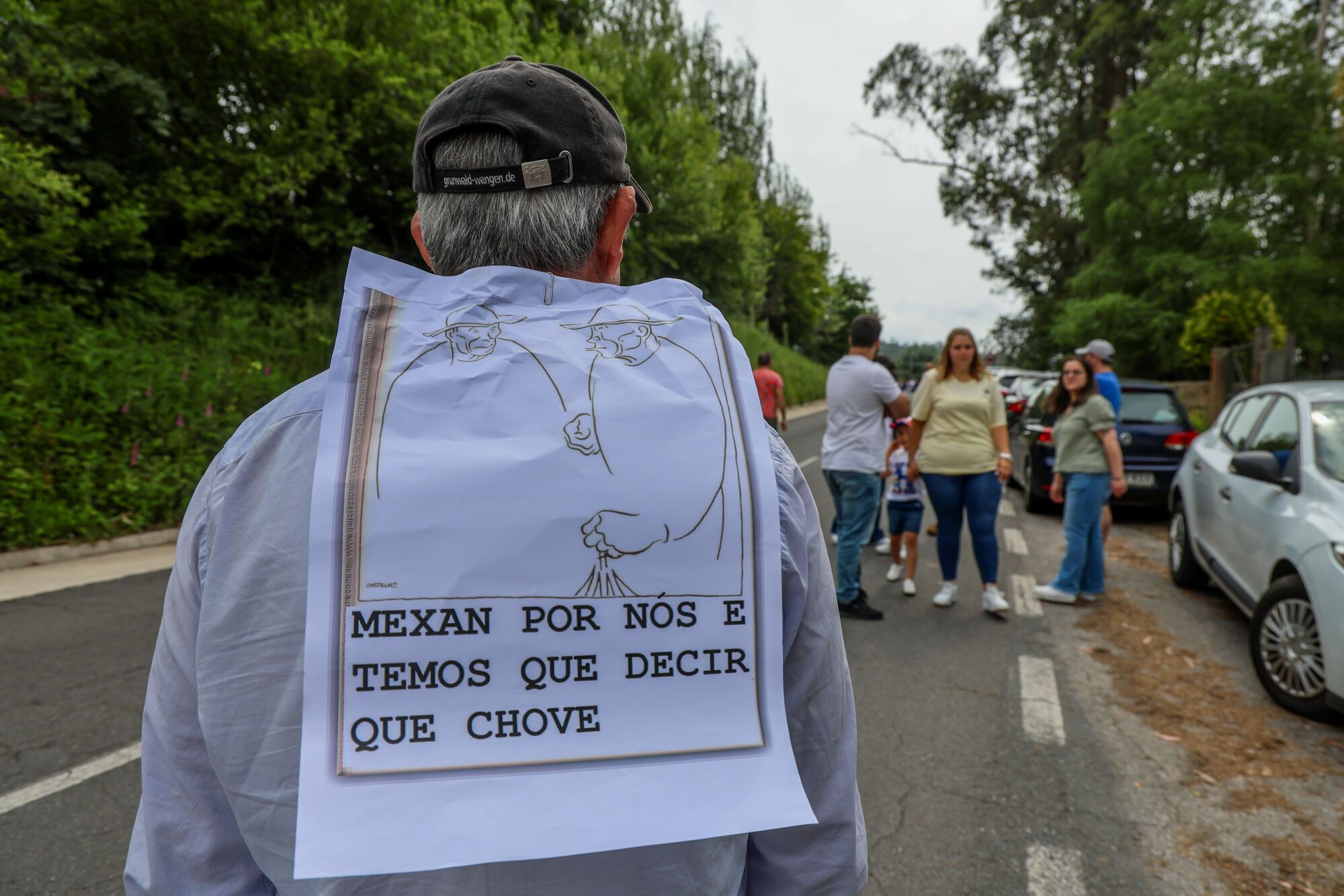 Medio millar de personas se unieron a la cadena humana.