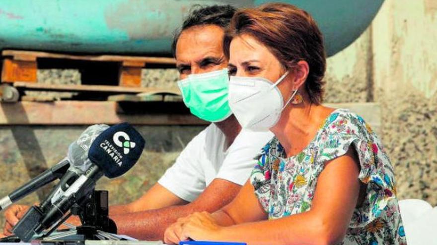 Onalia Bueno y Ricardo Ortega, ayer, en el muelle de Arguineguín, donde aún esperan 332 personas a ser reubicadas en centros de acogida.