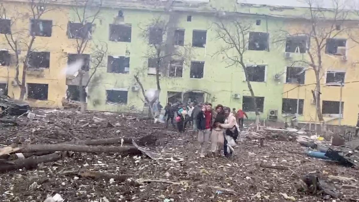 Los civiles abandonan el hospital infantil bombardeado.