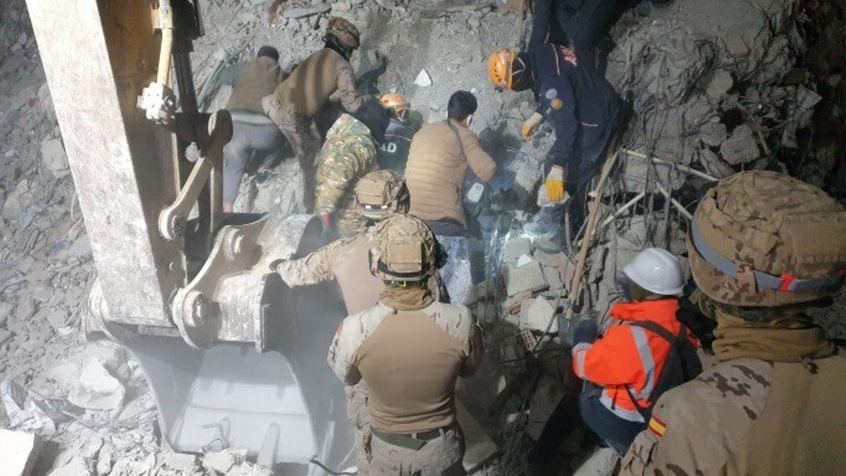 Infantes de Marina participan en el rescate de un niño de 7 años tras el terremoto en Turquía.