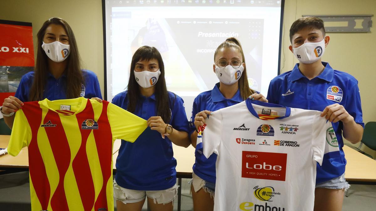 De izquierda a derecha, Clara Rodríguez, Maite García Miriam Ruiz y Antía Pérez posan con su nueva camiseta en su presentación