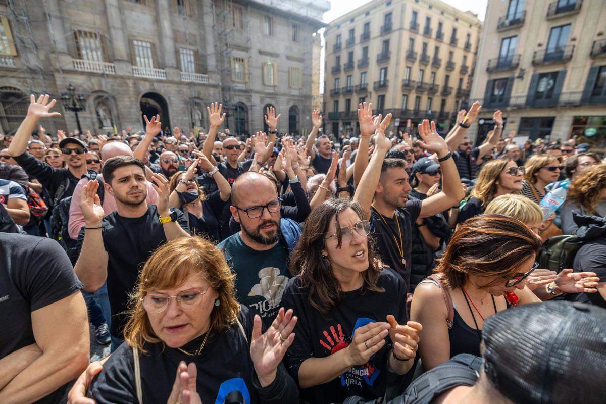 Los funcionarios de prisiones se manifiestan en la plaza de Sant Jaume