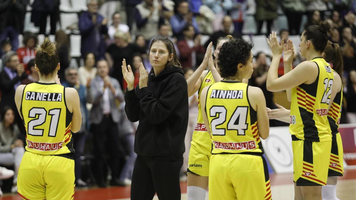 Les jugadores de l'Spar Girona, agraint el suport de la seva afició.