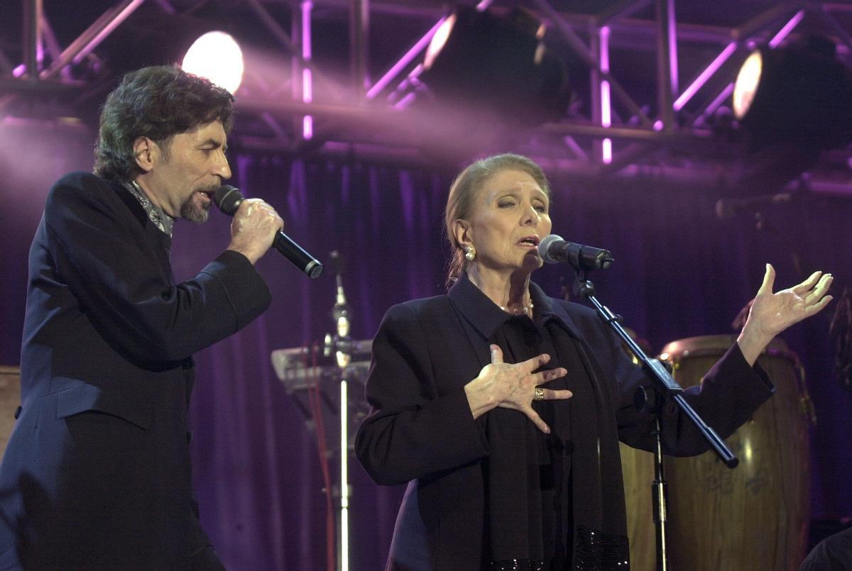 Pradera, actuando en los Premios de la Música 2001 con su amigo Joaquín Sabina.