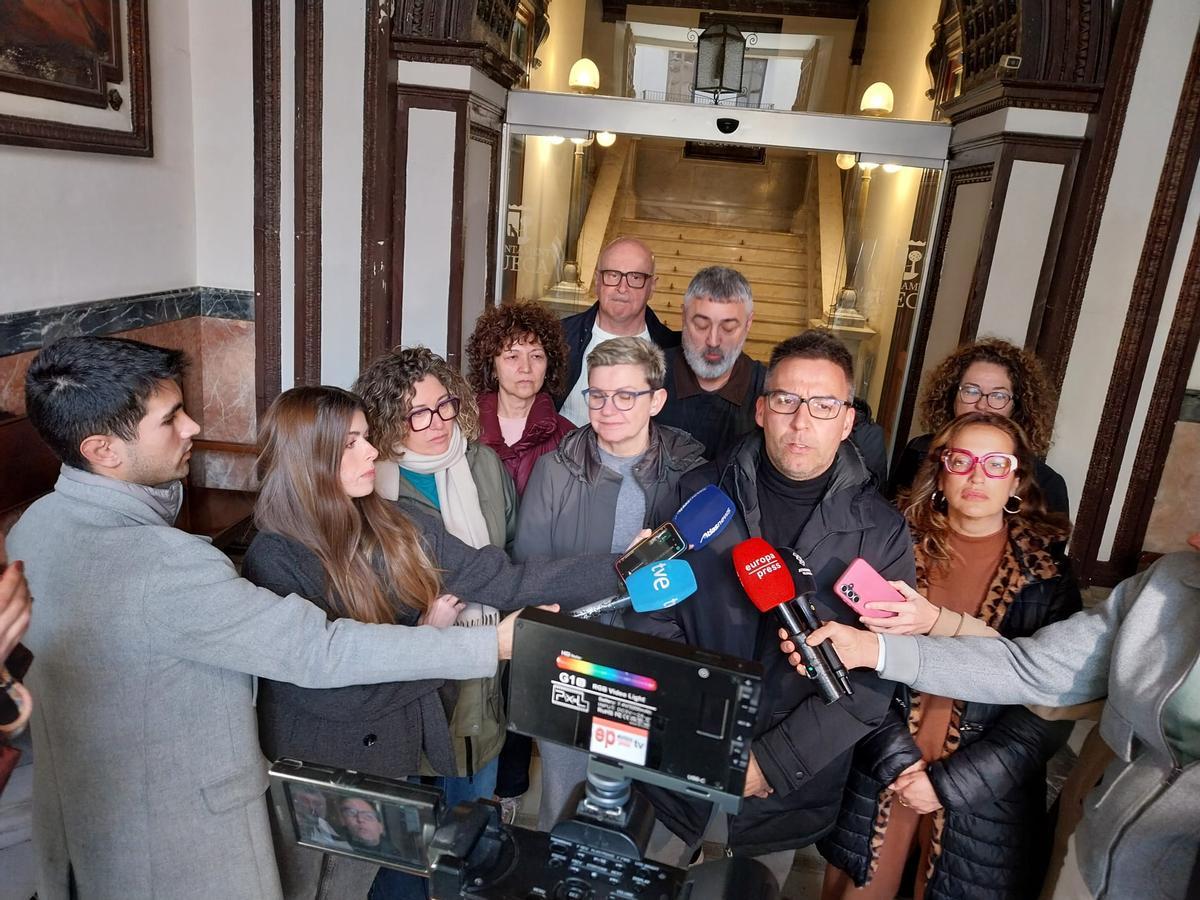 El alcalde de Sueca declarando ante los medios esta mañana