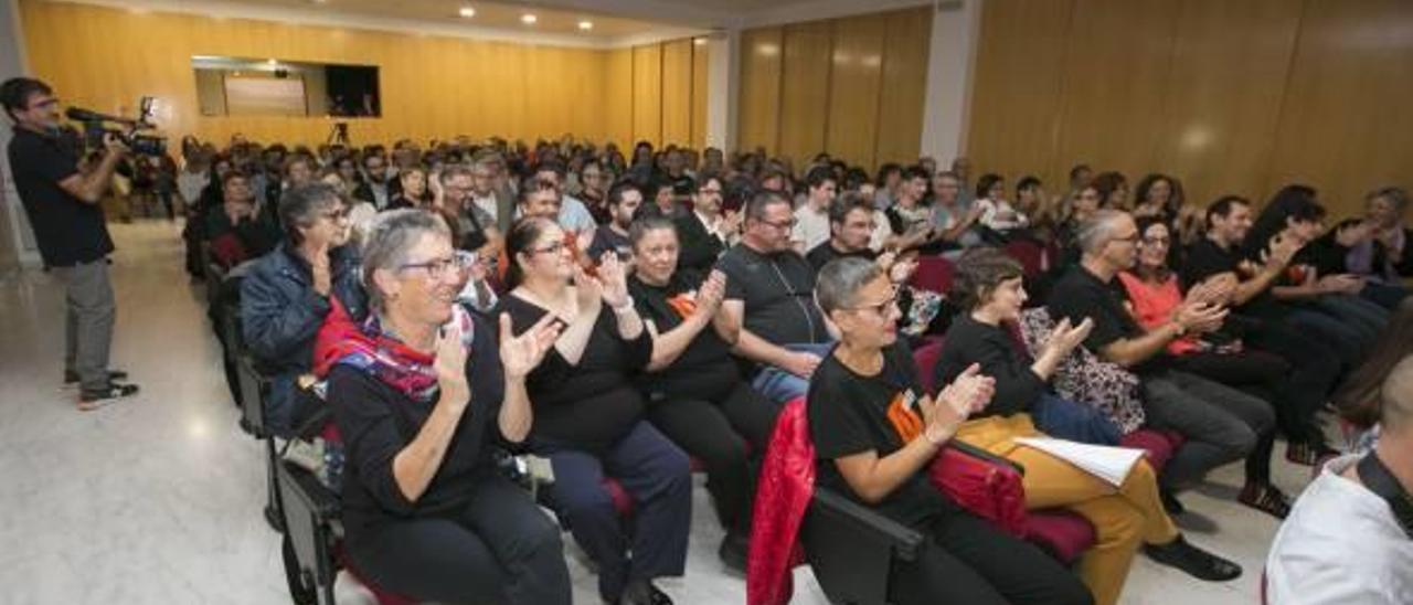 Los asistentes que llenaron el salón grande de la Casa de la Marquesa para acompañar a la entidad social.