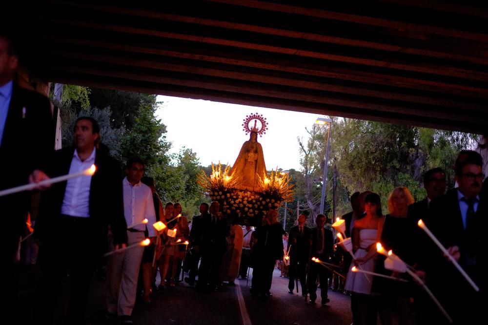 Centenares de vecinos arroparon a la Virgen en su