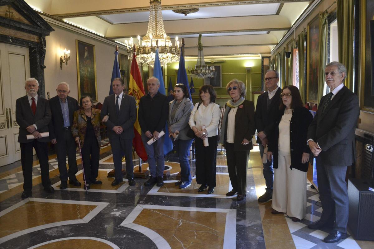 Por la izquierda, José Girón Garrote, Javier Fernández Conde, Carmen Ruiz-Tilve, Alfredo Canteli, Gustavo Bueno Sánchez, Pilar Ávila, Carmen Campos, Josefina Martínez, Benjamín Rivaya, Susana Pérez-Alonso y José Antonio Caicoya, ayer, en el salón de plenos.