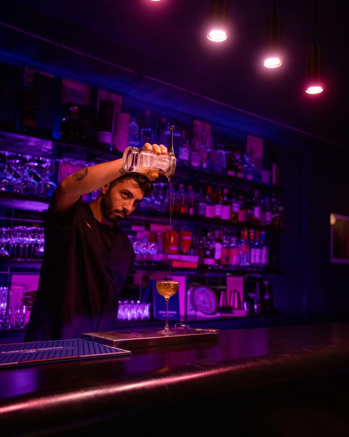 Joan Bebop preparando un cóctel en Speakeasy