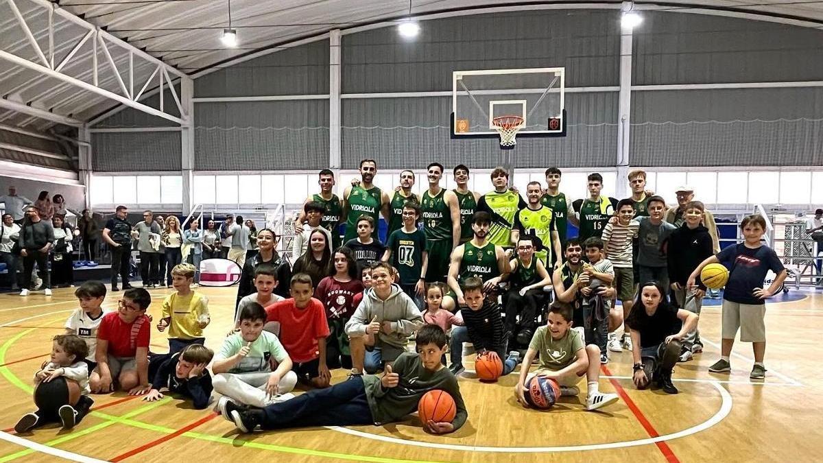 Los jugadores, con los aficionados más jóvenes, al finalizar el partido.