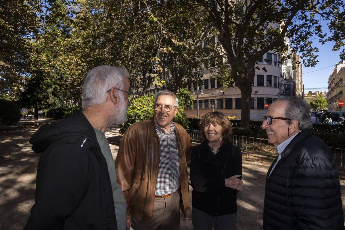 Miguel, Pascual, Lucila y Antonio hablan y ríen frente a la Jefatura Superior de Policía, algo impensable hace 50 años, cuando algunos de ellos pasaron por los calabozos de este mismo edificio