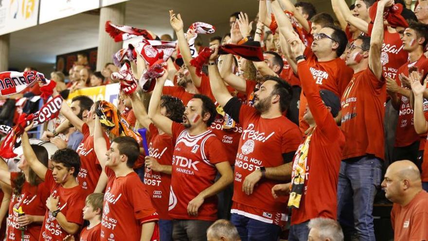 Ambient a la grada, durant el partit contra el Breogán.