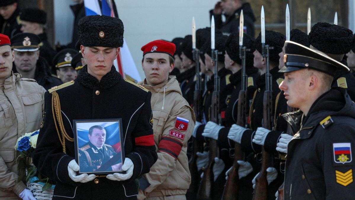 Marineros asisten a un servicio conmemorativo y funerario para el capitán de primer rango Andrei Paliy, subcomandante de la Flota del Mar Negro de Rusia, quien fue asesinado en la ciudad portuaria de Mariupol, en el este de Ucrania en Sebastopol, Crimea.