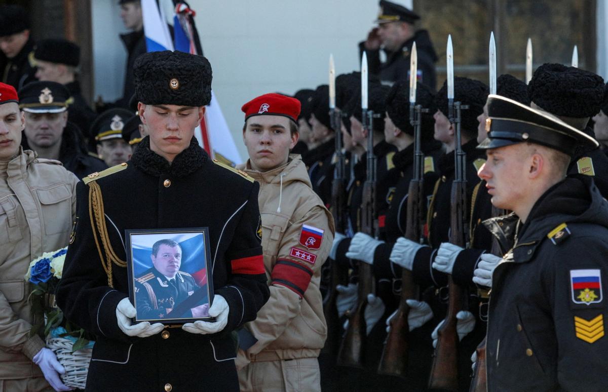 Marineros asisten a un servicio conmemorativo y funerario para el capitán de primer rango Andrei Paliy, subcomandante de la Flota del Mar Negro de Rusia, quien fue asesinado en la ciudad portuaria de Mariupol, en el este de Ucrania en Sebastopol, Crimea.