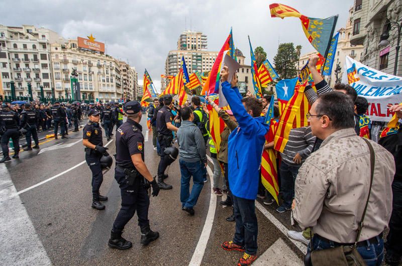 9 d'Octubre: Tensión en las manifestaciones en el centro de València