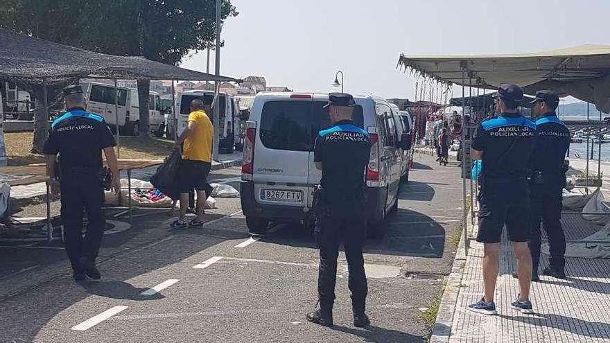 Agentes de la Policía Local de Cambados realizaron ayer controles en el mercadillo. // FDV