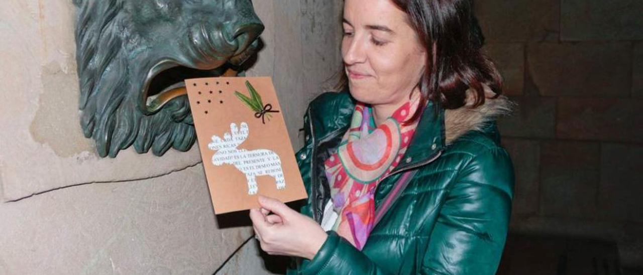 Alejandra Fernández, a punto de enviar por correo una postal de Navidad.