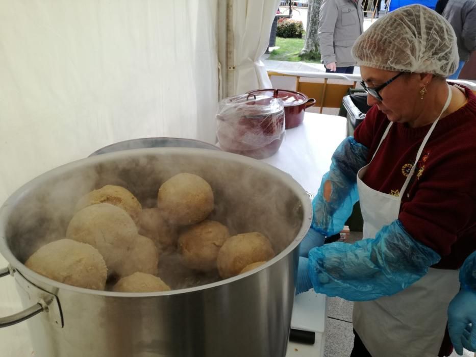 Fiestas gastronómicas en Galicia | "O Bolo do Pote" palía el frío en Marín