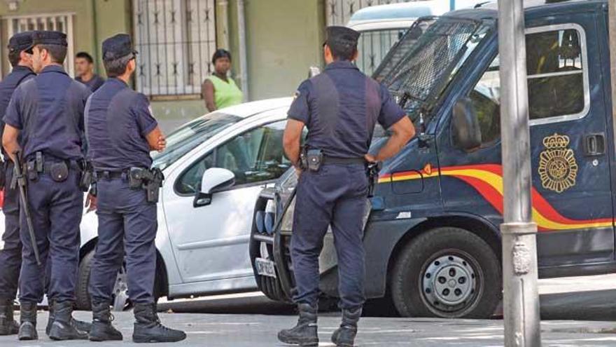 Agentes de la Policía Nacional vigilan una calle del barrio palmesano de Son Gotleu.