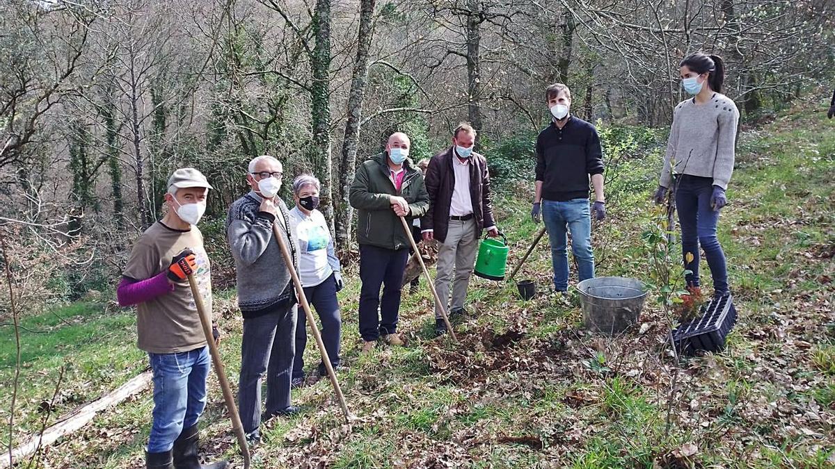 Participantes na plantación xunto ao alcalde de Agolada.