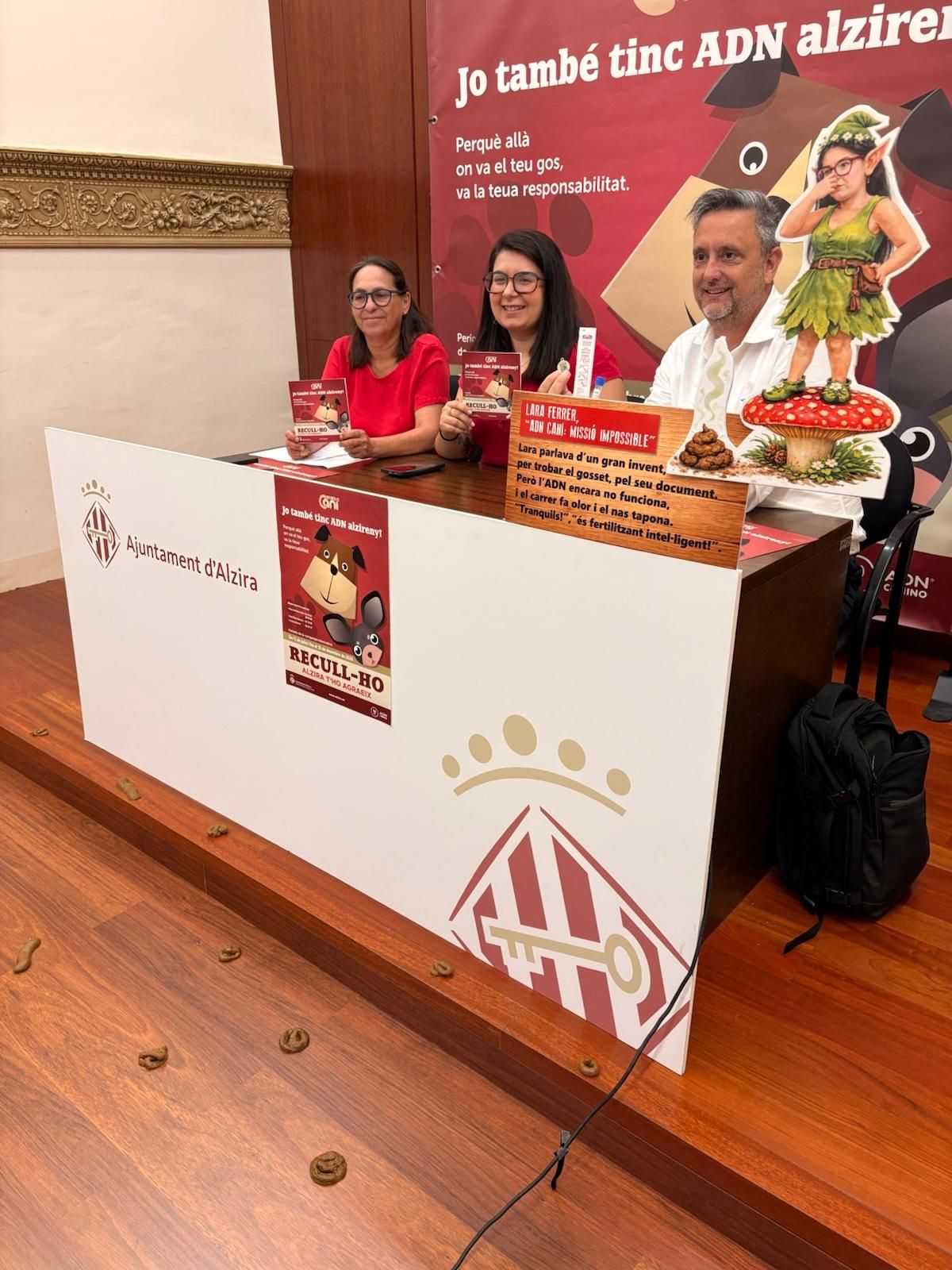 Rueda de prensa de presentación del registro censal de ADN canino del Ayuntamiento de Alzira.