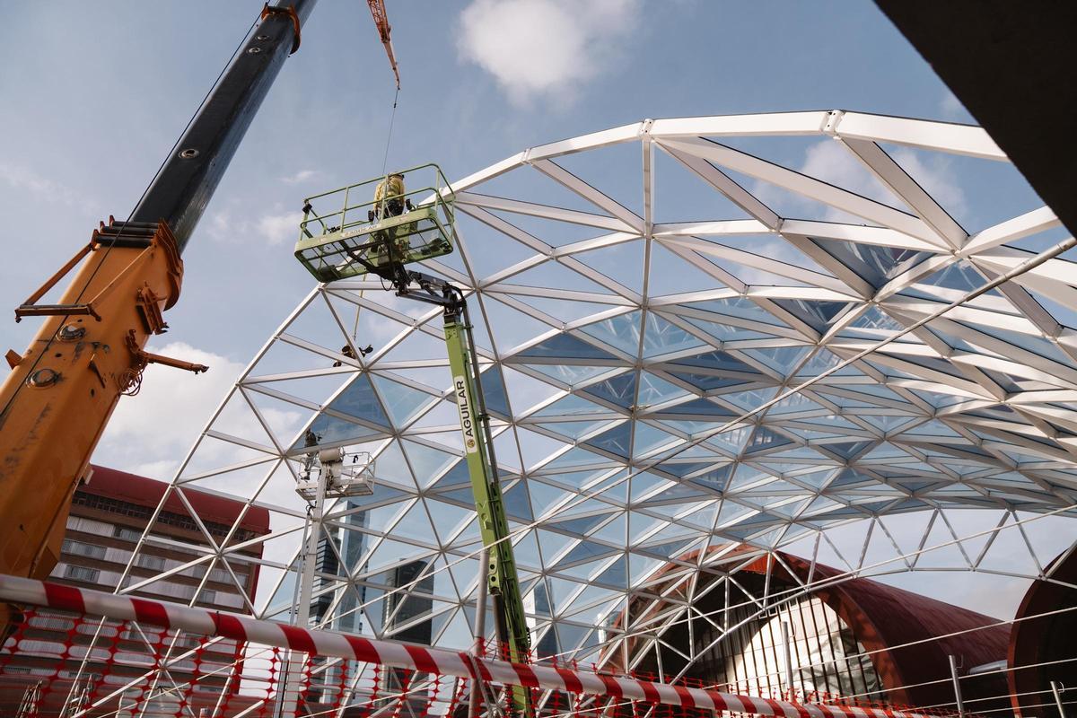 Los operarios de Adif trabajan en la instalación de los paneles.