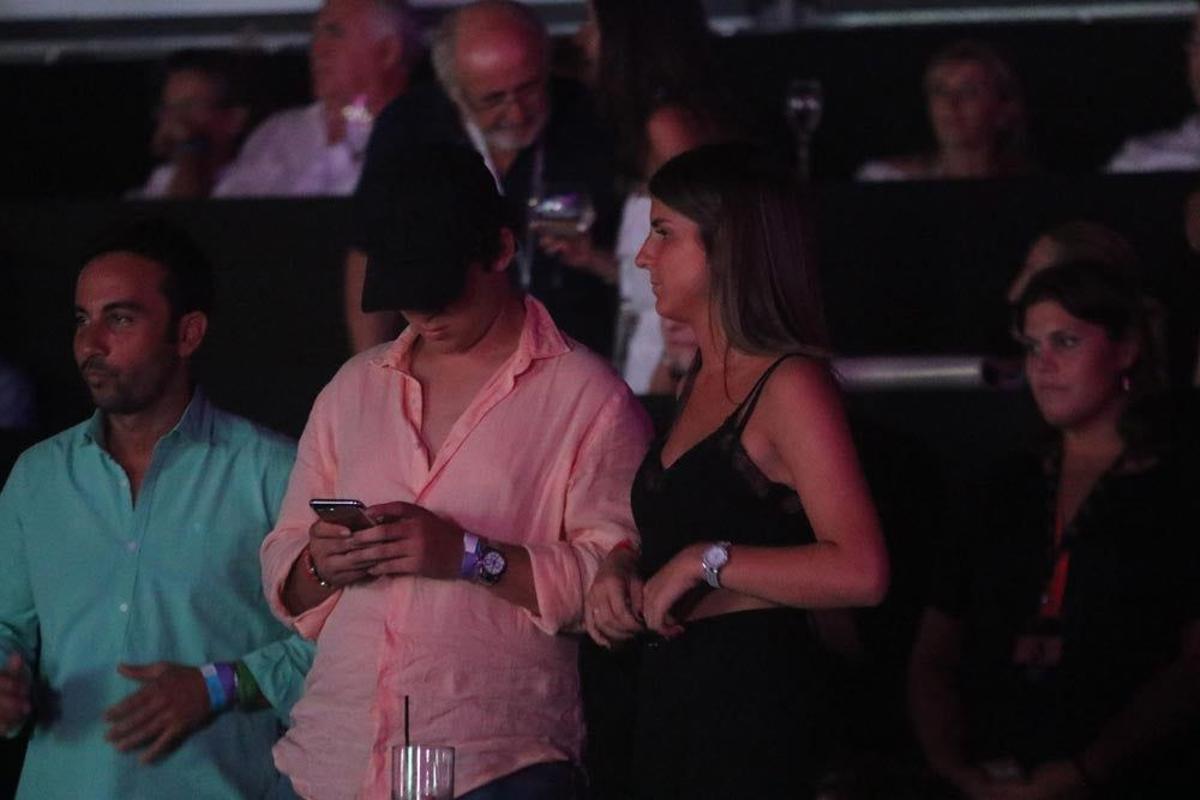 Froilán hace poco caso a su novia en el concierto de Juan Luis Guerra en la gala Starlite de Marbella