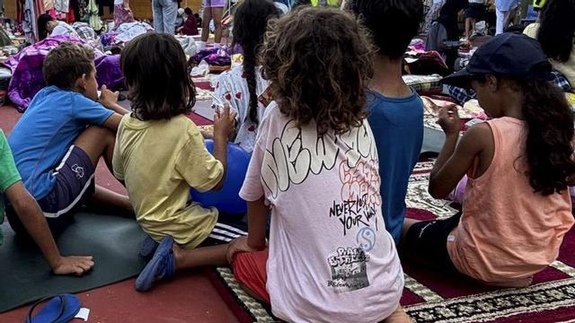 Menors en un camp de futbol habilitat a la barriada de La Reina, a la perifèria de Ceuta. | LAURA RINCÓN / EFE