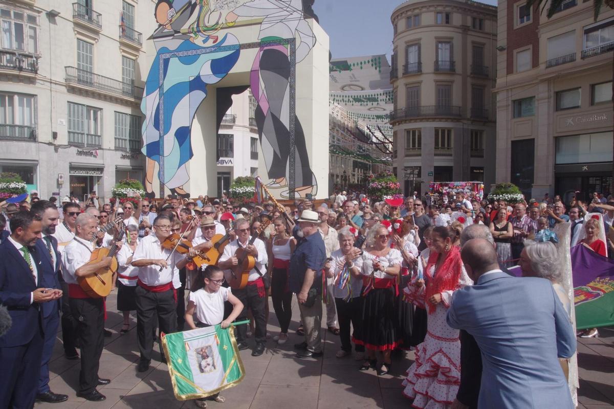 Málaga peregrina ante la Victoria para comenzar su Feria