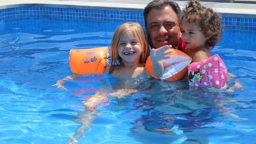 Marcos Ortuño, junto a sus hijas Rocío y Alejandra, en la piscina, en una foto tomada este mismo verano.