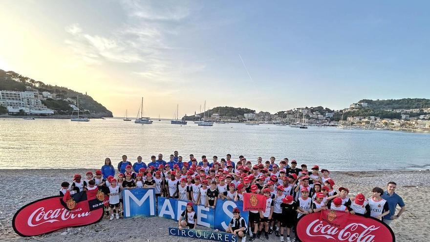 Coca-Cola y el RCD Mallorca renuevan su colaboración en Mares Circulares con una intervención en la playa de Port de Sóller