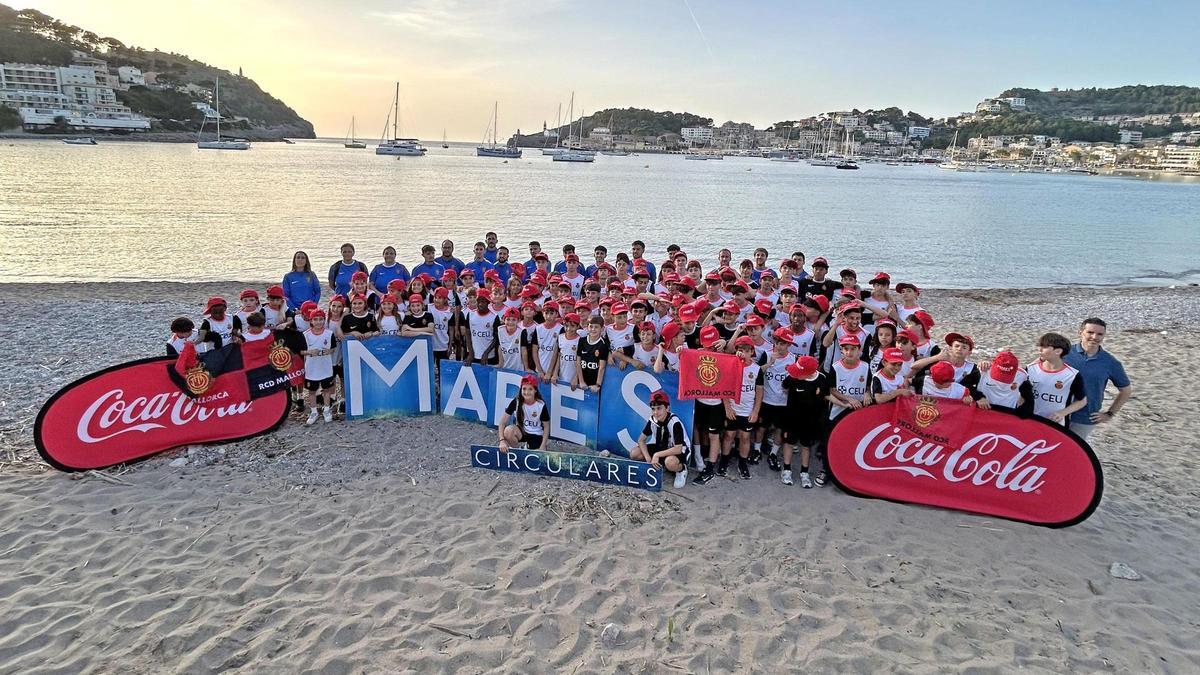 Coca-Cola y el RCD Mallorca renuevan su colaboración en Mares Circulares con una intervención en la playa de Port de Sóller