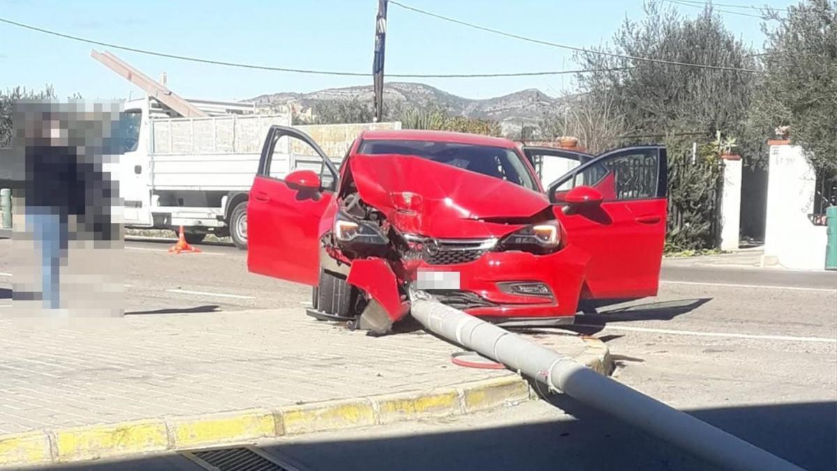 Violenta colisión contra una farola en la avenida Alcora de Castellón