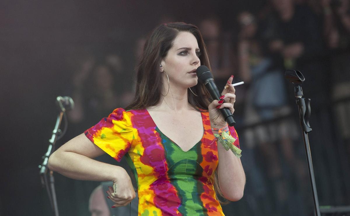 WOL114. Glastonbury (United Kingdom), 28/06/2014.- US singer Lana Del Rey performs at the Glastonbury Festival of Contemporary Performing Arts 2014, held at Worthy Farm, near Pilton, Somerset, Britain, 28 June 2014. The outdoor festival runs from 26 to 30 June. EFE/EPA/WILL OLIVER