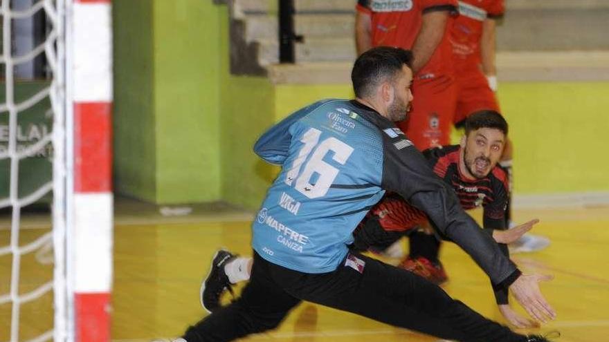 Una jugada del encuentro disputado ayer en el Lalín Arena. // Bernabé/Ana Agra