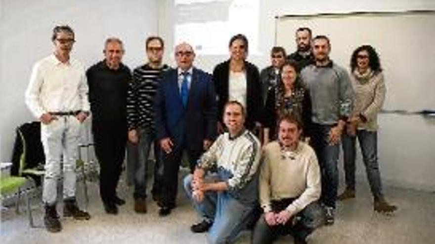 Els assistents als cursos amb el diputat provincial Josep Antoni Frias.