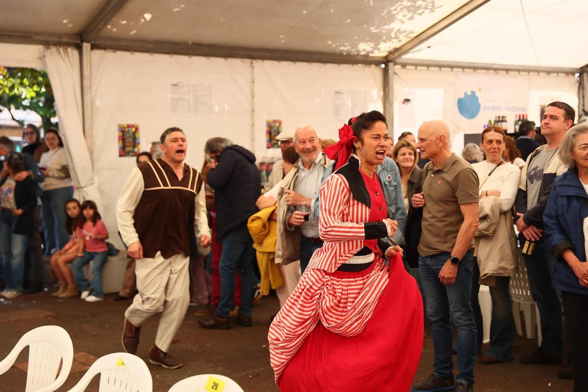 La lluvia no impide la multitudinaria comida en la calle de las fiestas del Oviedo Antiguo