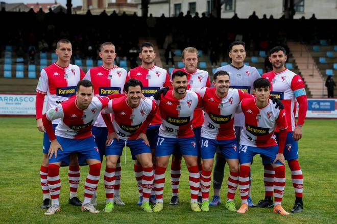 Las imágenes del derbi de O Salnés entre Arosa y Cambados en A Lomba