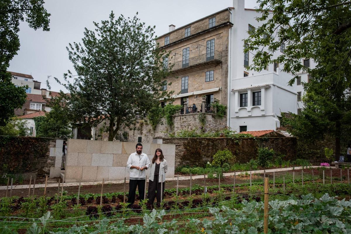 La arquitecta Lucía Escrigas y el cocinero Iago Pazos se encargan de cuidar el cultivo junto a sus compañeros