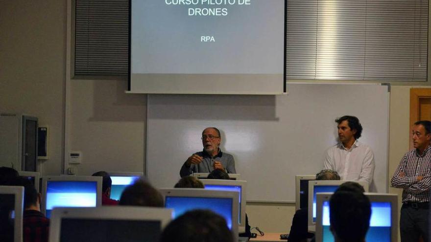 Antonio Artime, Jorge Arias y Marcelino Artime, en la clase.