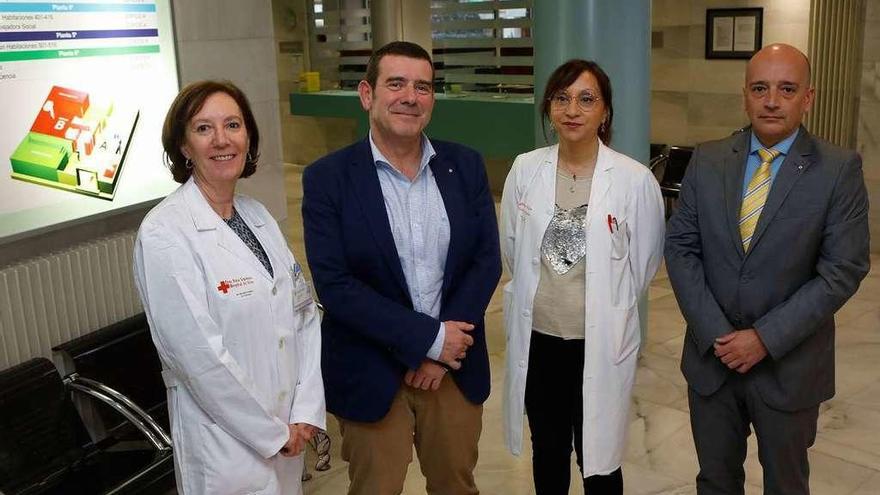 El equipo directivo del hospital de la Cruz Roja: por la izquierda, Dolores Ferres, directora de enfermería; Pedro Herce, gerente; M.ª Teresa Olmo, directora médica, y Avelino Fernández Cuesta, nuevo director de gestión.