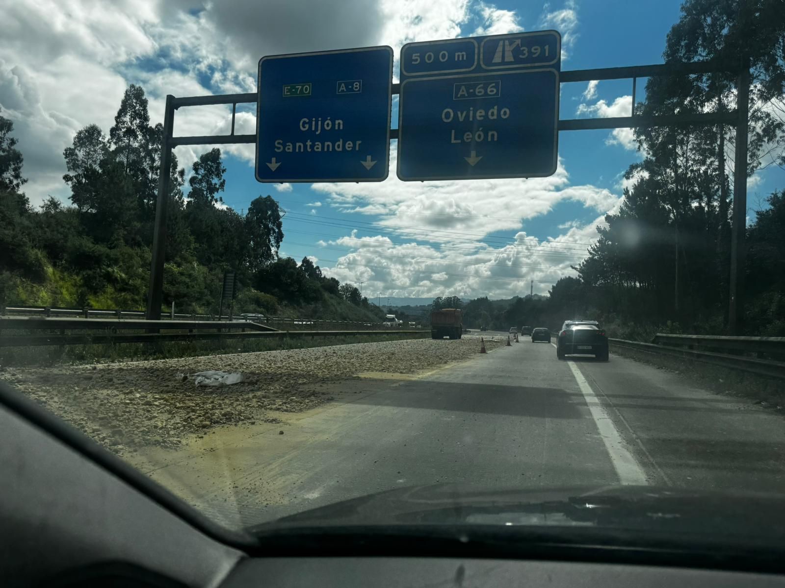 Un camión pierde la carga en la "Y" y provoca importantes retenciones
