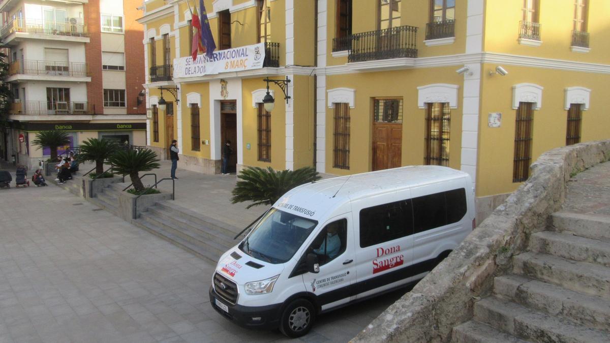 Vehículo sanitario junto al Ayuntamiento de Burjassot.