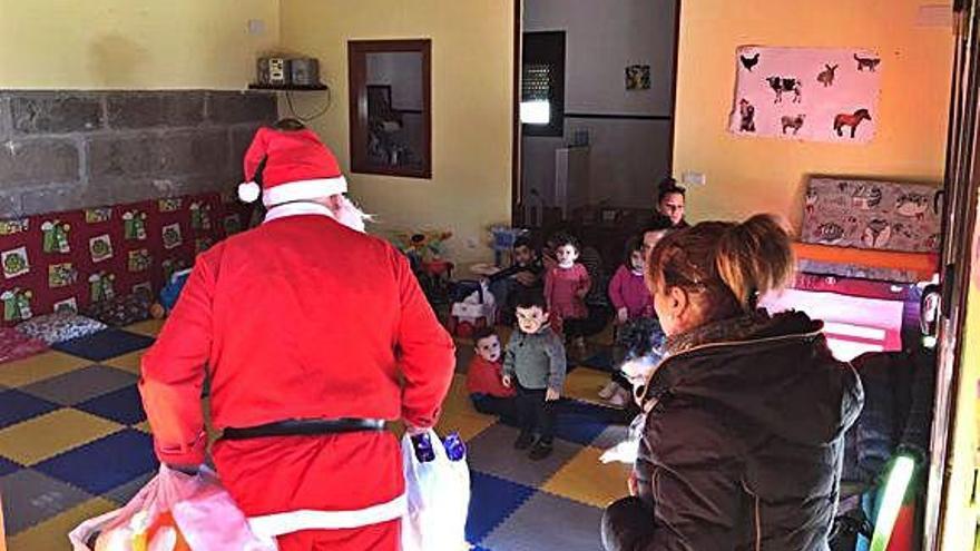 Un Rey Mago se dispone a entregar regalos el pasado año.