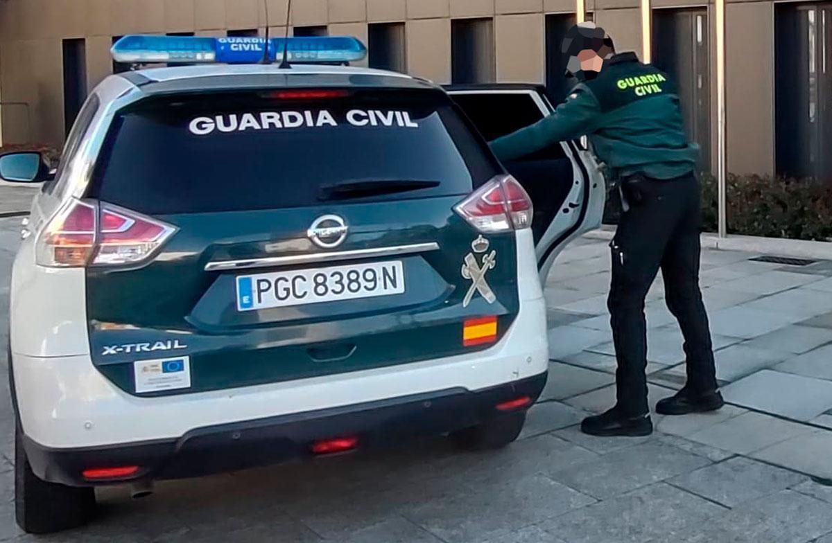 Un guardia civil en los Juzgados de Tui, en una imagen de archivo.