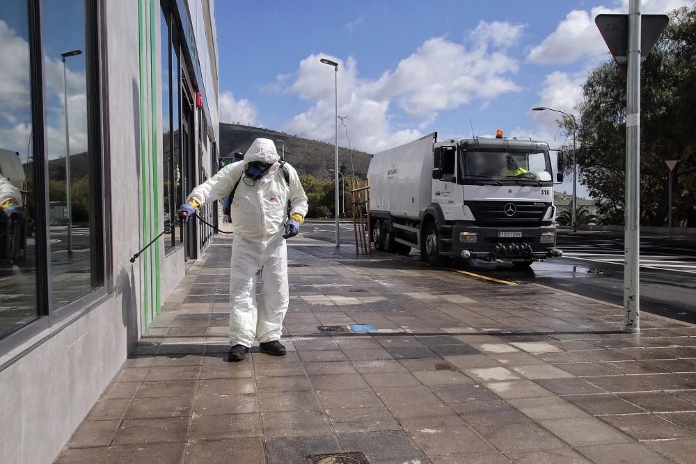 Tareas de limpieza en Santa Cruz de Tenerife