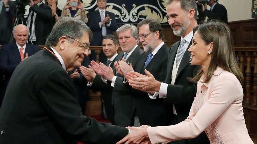 Sergio Ramírez saluda a la Reina Letizia en presencia del Rey. // AFP